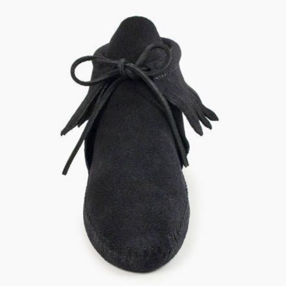 Men’s Minnetonka Classic Fringe Soft Boot in black main image 5